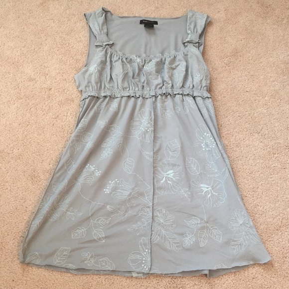 Romantic BCBG Embroidered Floral Tunic Top- Size M - Picture 1 of 4